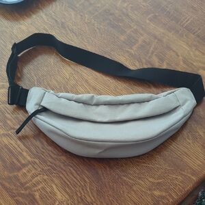 Everlane Black and Cream Crossbody Bag with Adjustable Strap